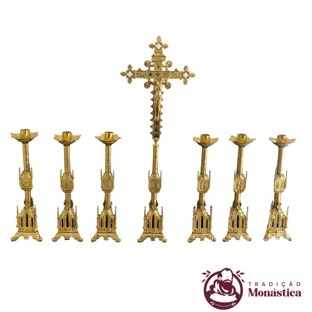 Conjunto de Castiçal e Cruz Gótico Pequeno em Bronze Conjunto de Castiçal e Cruz Gótico Pequeno em Bronze