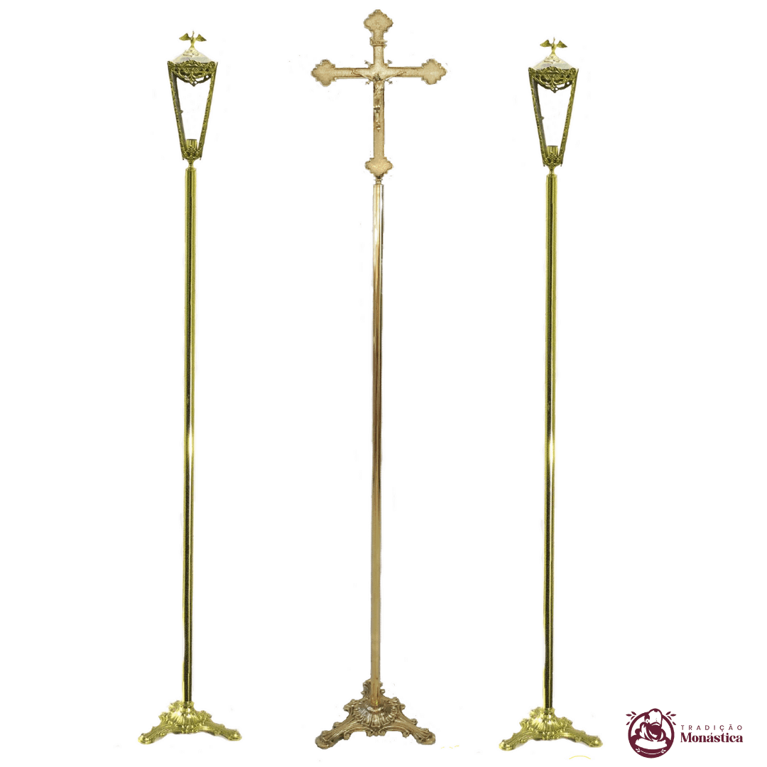 Conjunto de Cruz Processional Simples e Tochas em Bronze Conjunto de Cruz Processional Simples e Tochas em Bronze